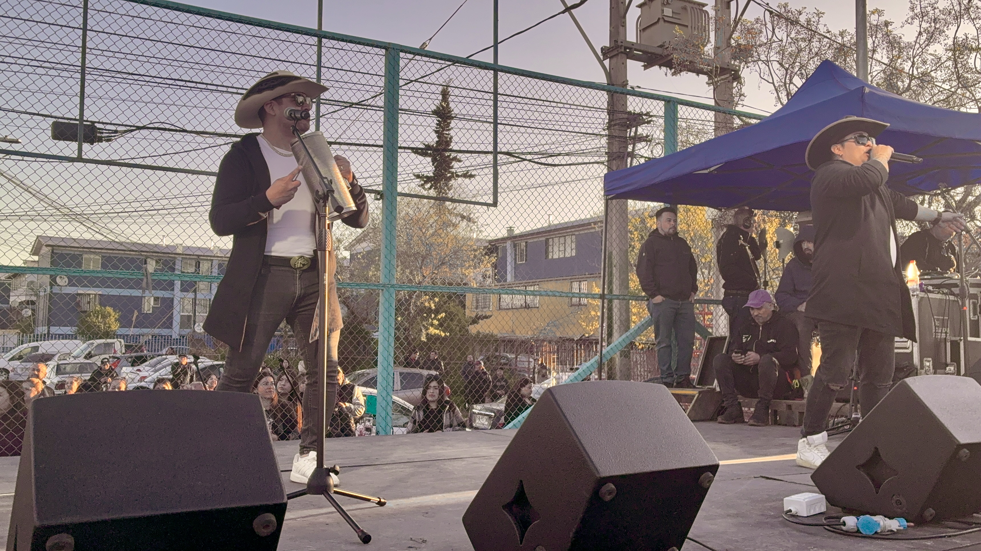 Par de Gallos — show al aire libre